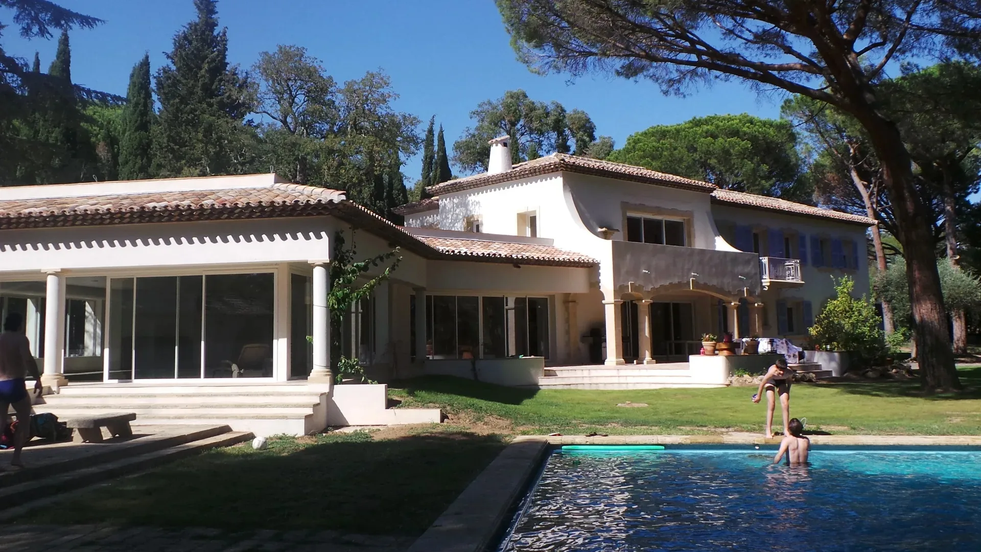 La villa depuis la piscine